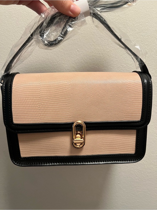 Jules Kae Handbags - Chic Two-Tone Blush and Black Crossbody Bag with Gold Turn-Lock